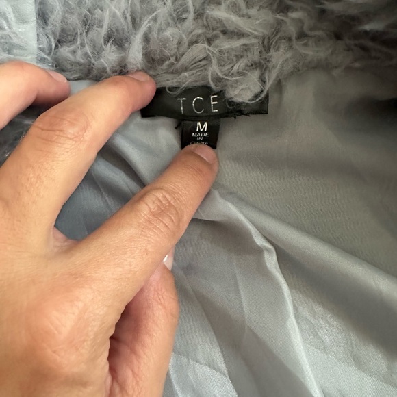 Fur vest. - Picture 2 of 2